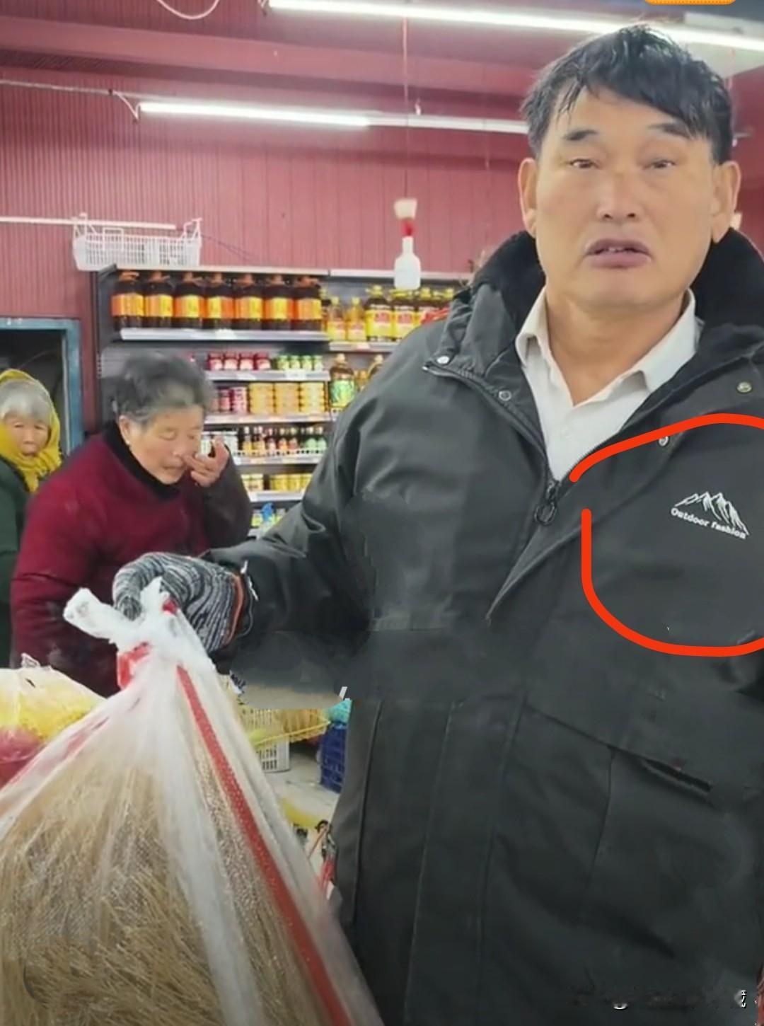 大衣哥朱之文在表示买红薯粉条，一大妈在他身后擤鼻涕，大衣哥朱之文真的太勤快持家了