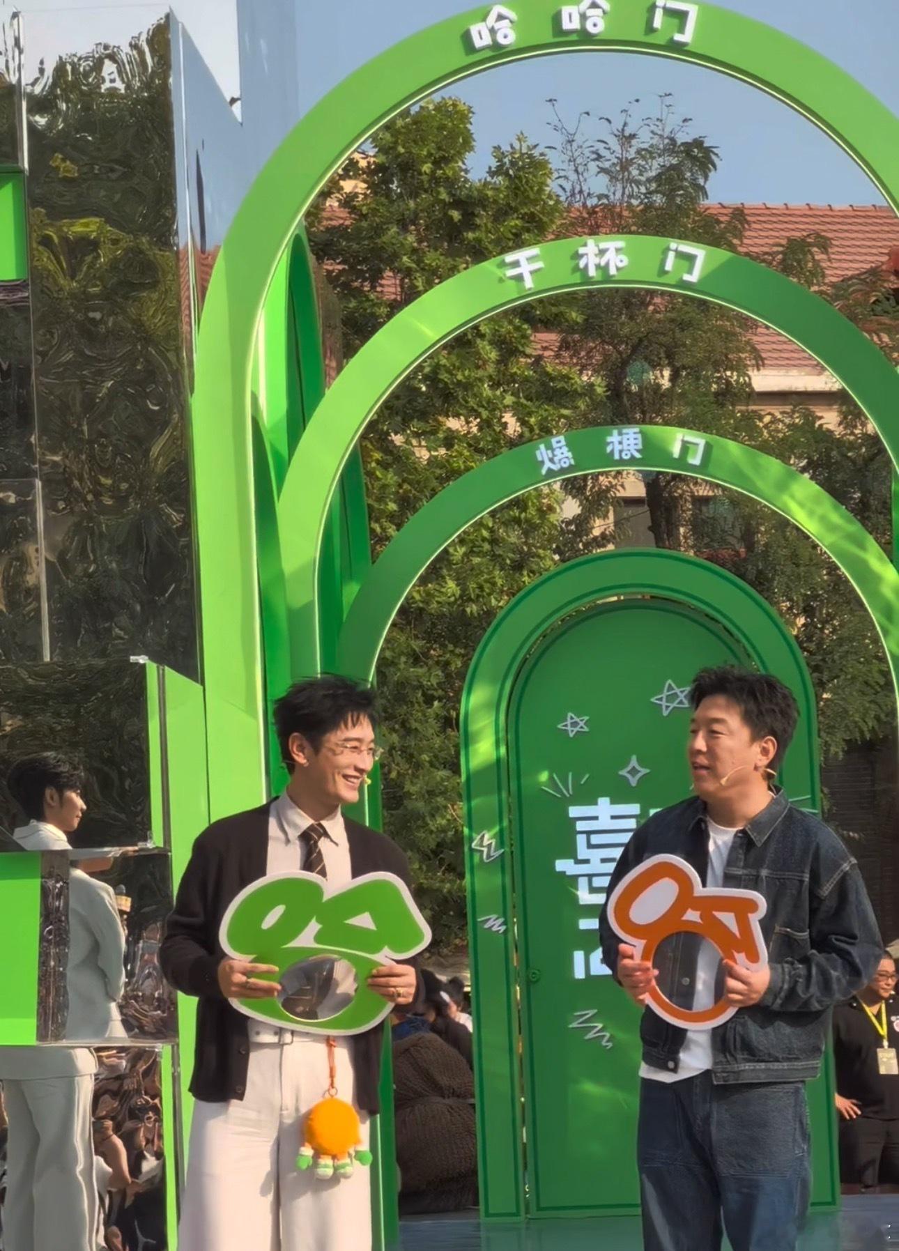 黄渤黄晓明组合名有了YellowTwins在青岛原地成团黄晓明晒出与黄渤手持超大