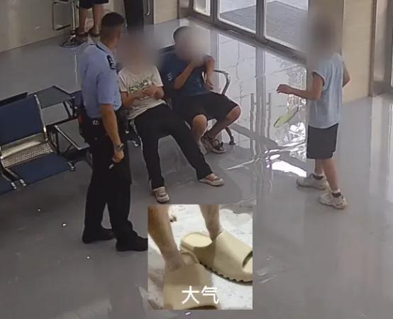 湖北黄石，3个小孩丢失巨款，慌忙跑到派出所求助，民警耐心询问：“你们丢了多少钱？