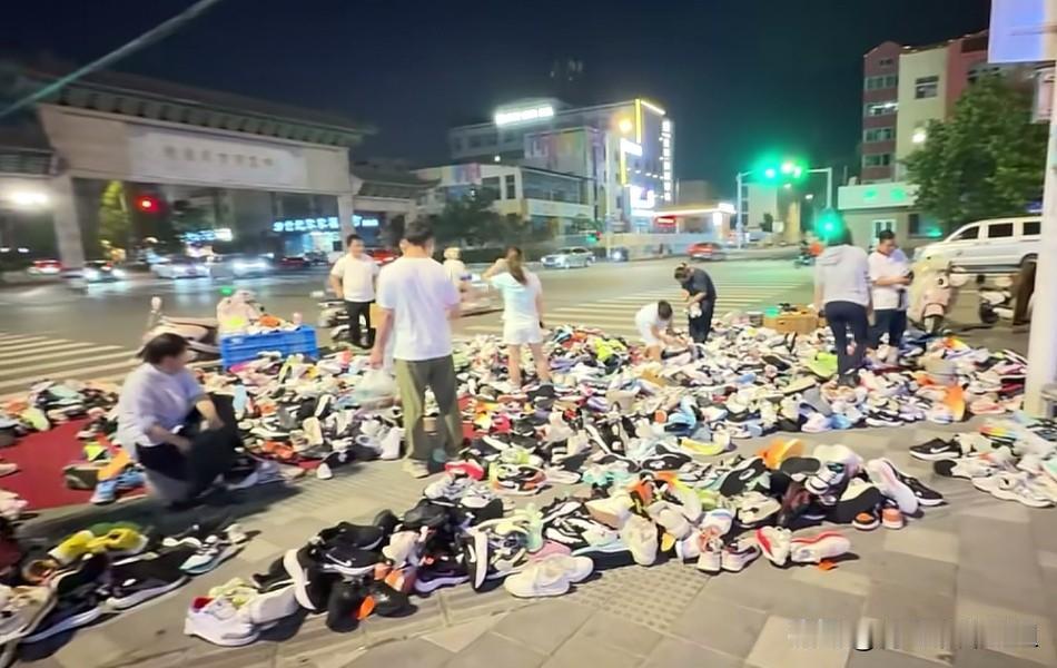 实拍！路口人行道摆满鞋子，市民车流旁挑鞋，看着捏把汗。胶州一处十字路口人行道，