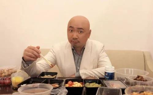 当年，徐峥豪掷200万，在上海徐汇开了家牛肉面馆，一碗面32元，刚开业时徐峥就告