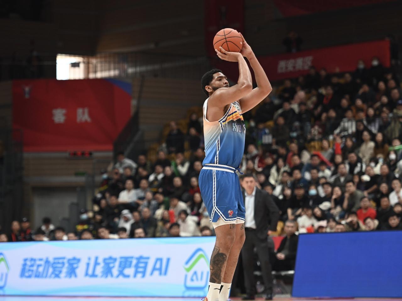 CBA最新消息：据知名篮球自媒体人江南的城报道，大外援戴德里克·劳森已于近两日飞