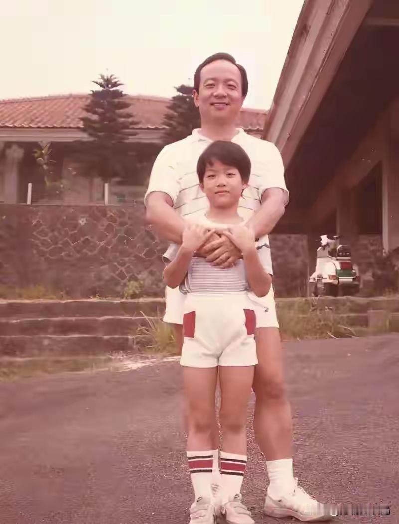 蒋孝严个子挺矮的，他还没有妻子高。幸好蒋万安没有遗传他身高，蒋万安身高还行。