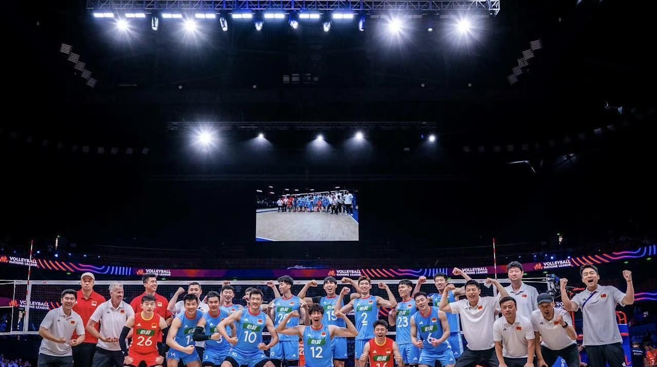 中国男排大合影摆出胜利pose