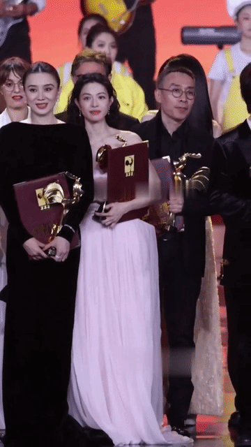 好尴尬！宋佳是一点也不惯着钟楚曦，拒绝和钟楚曦自拍……钟楚曦掏出手机准备和大家自