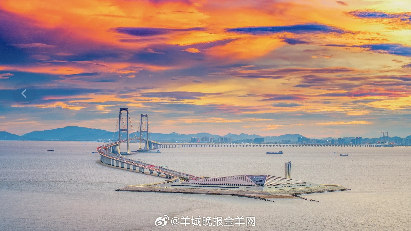 周末的晚风都带着松弛感，不用设明早的闹钟，把工作和琐事都暂时抛开。蜷进暖乎乎的