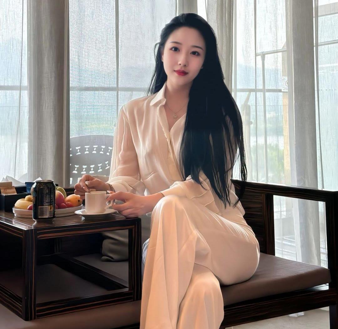 今日街拍，超级上镜的大美女