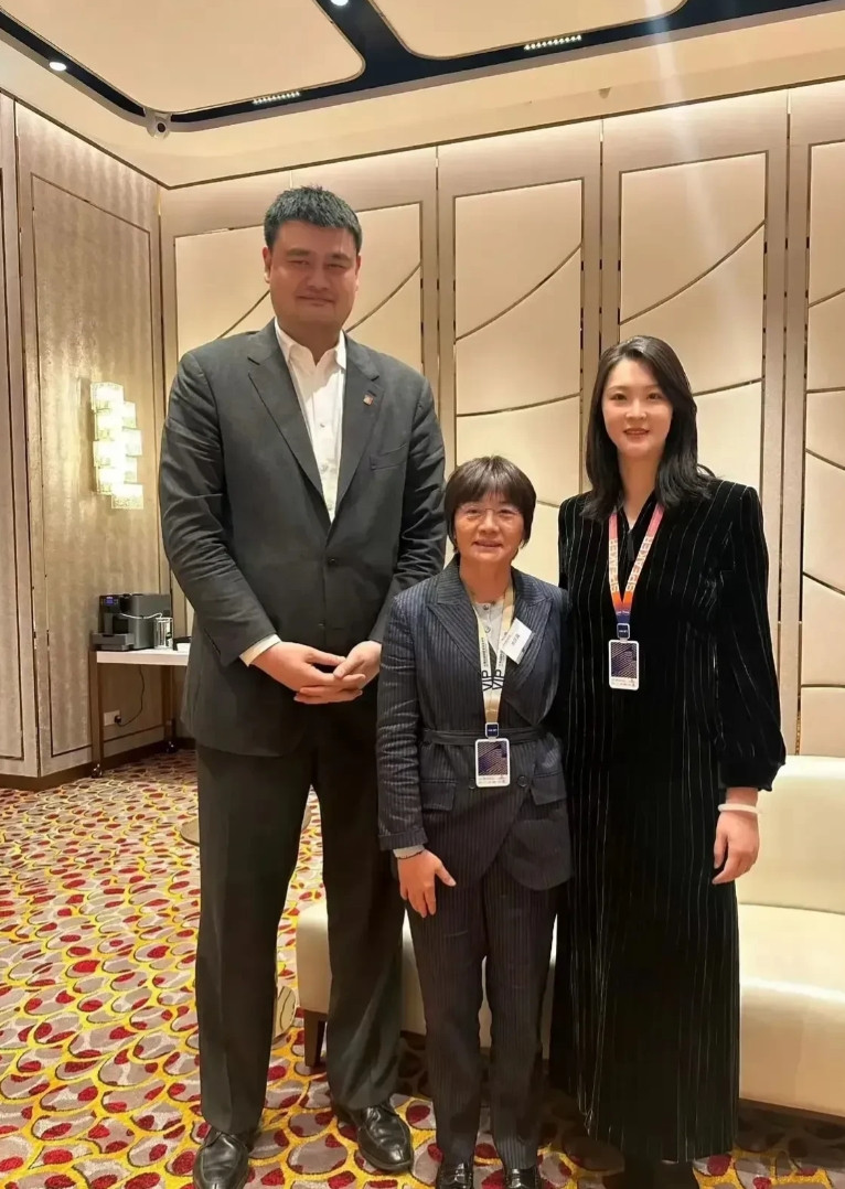 这张合影，姚明都认识，长发美女曾经是中国女排的队长惠若琪，身高1.91米，201