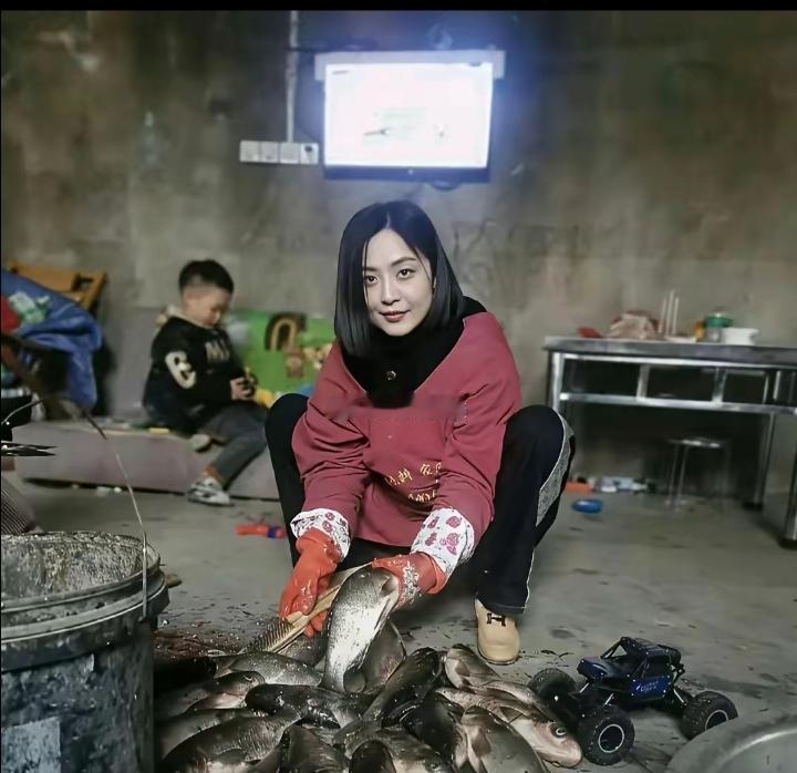 昨天看到一个美女，她说她是见过大世面的，见过很多有钱人，咖啡喝的都是星巴克，还嘲