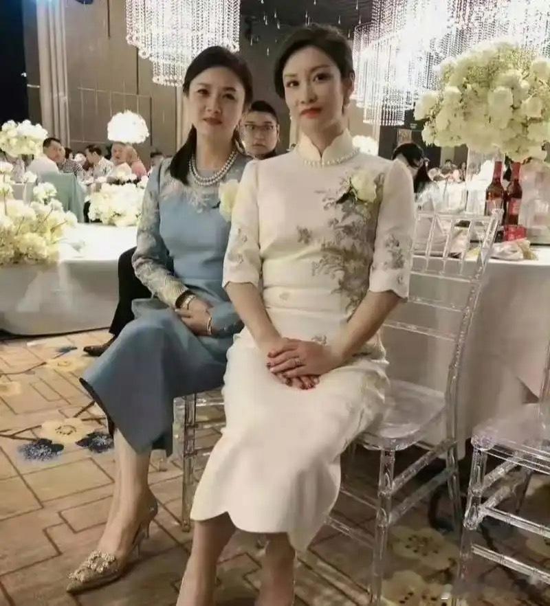 婚礼上的两亲母，都不是一般人家啊。