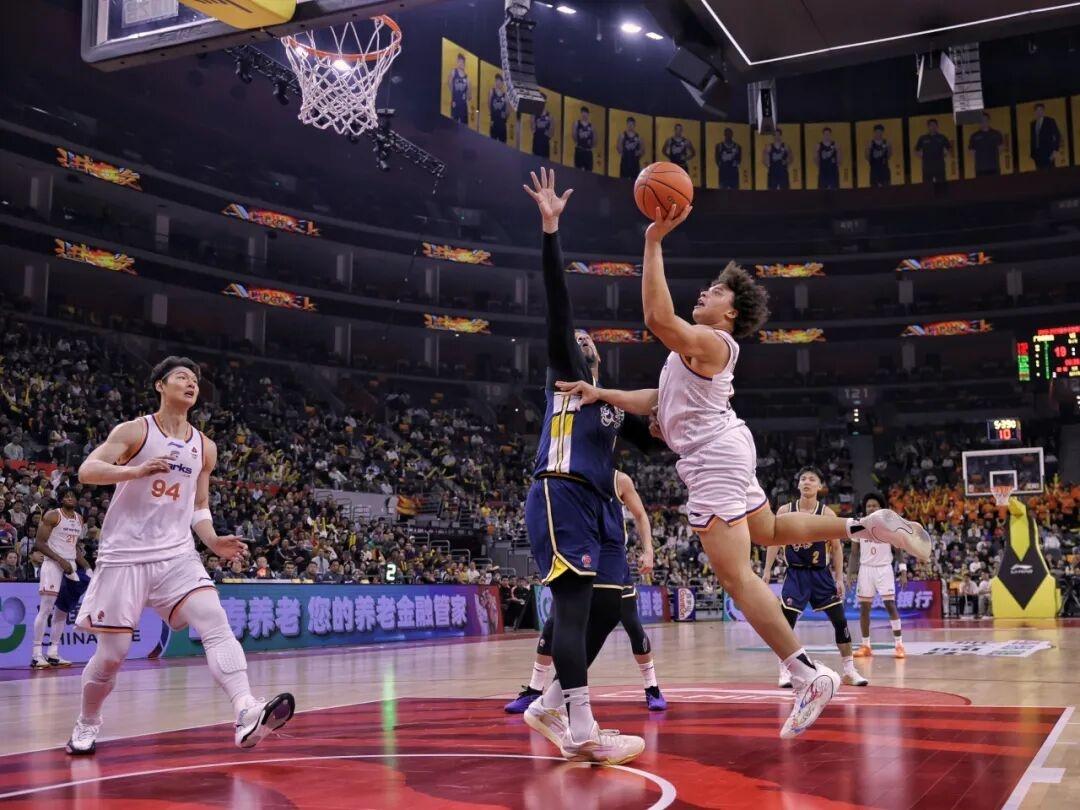 破案了！广东男篮输给上海男篮原因找到， 1月15日晚，当终场比分定格在体育馆