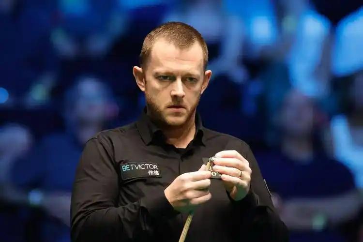 赵心童和马克·艾伦在赛后采访中展现了截然不同的心态。赵心童非常谦逊，认为自己赢