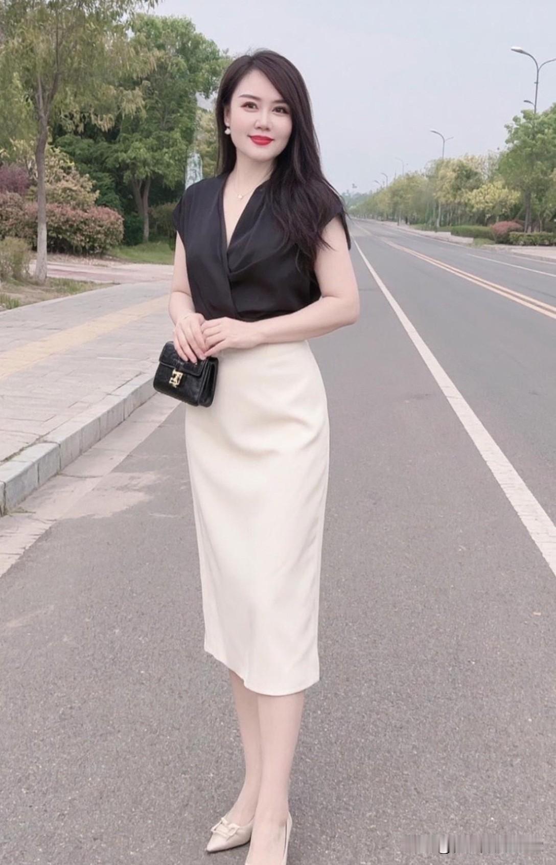优雅黑裙，自信微笑，都市女性风范