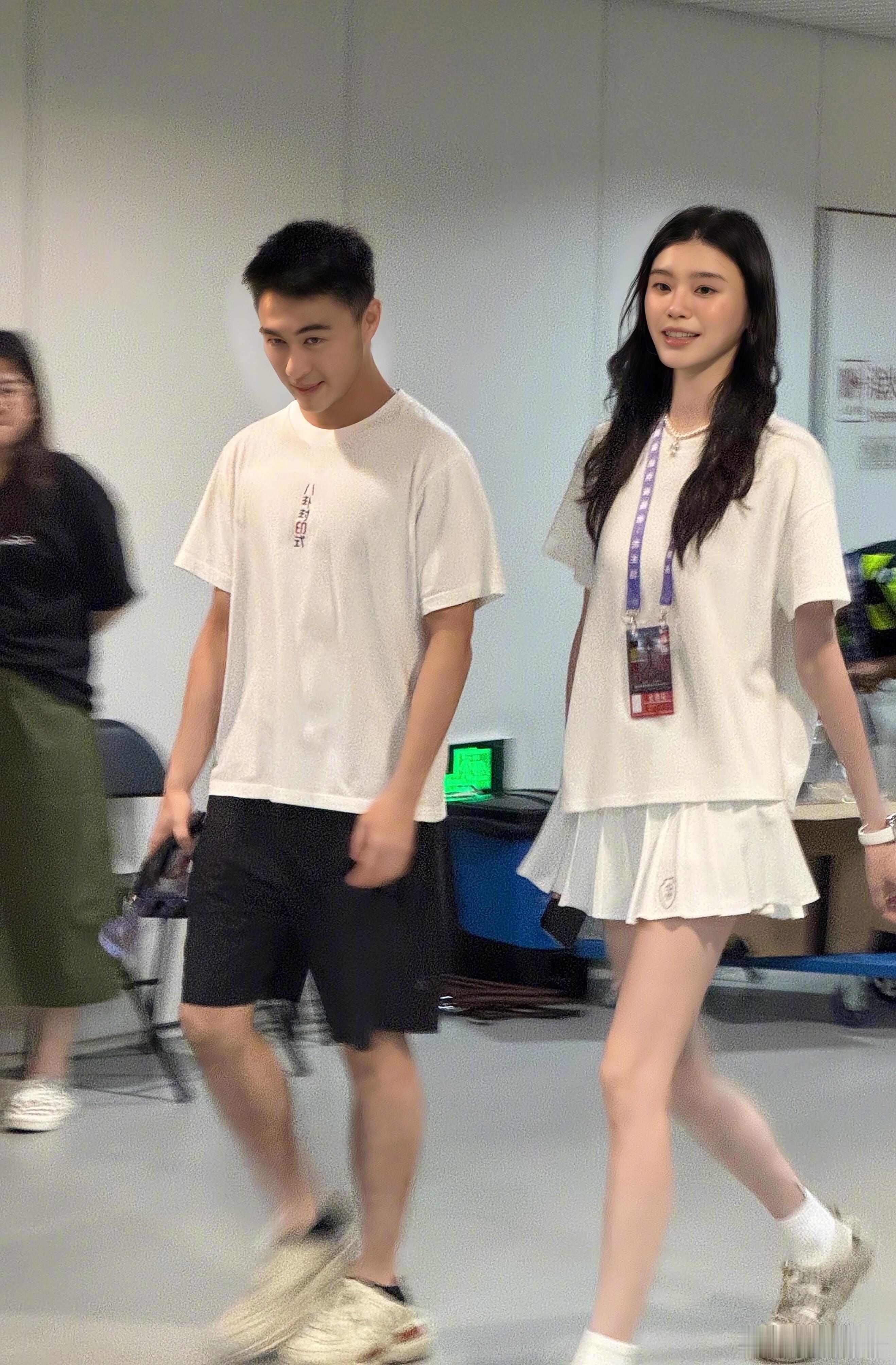 奚梦瑶何猷君看谢霆锋演唱会，超模就是超模啊，小明随便一个白t短裙，基础款的衣服也