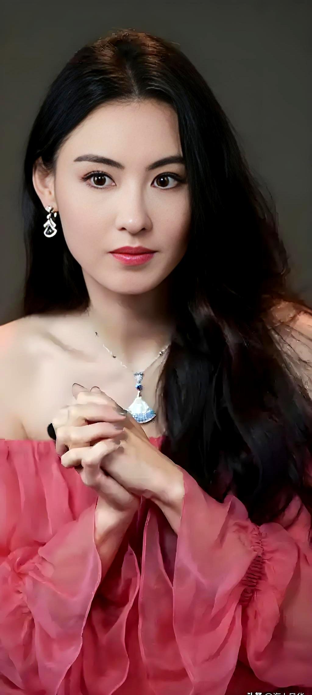 离婚十几年，独自拉扯俩娃，前公公一走，网传成百上千个W的遗产居然放心全交给她代管