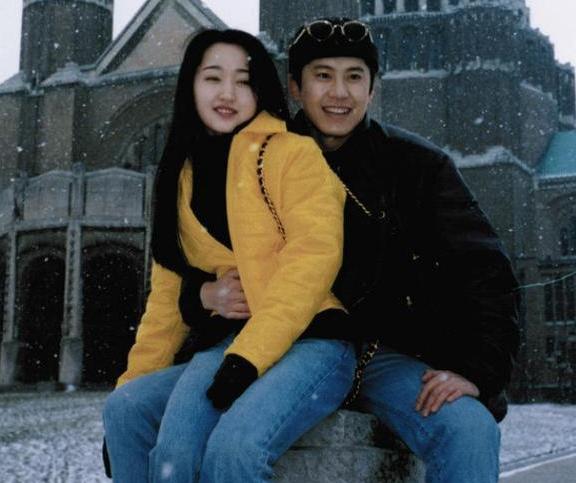 1993年冬天，当红男歌星毛宁与杨钰莹，在大街上留下了这张非常亲密的合影。这