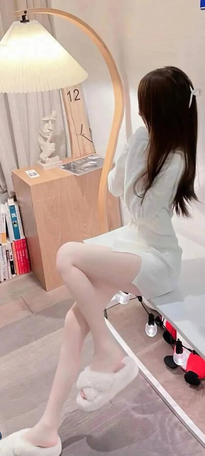 我的对面坐着位漂亮的少妇，看着特别舒服，美女闭目听歌，终于忍不住，鼓起勇气，想要