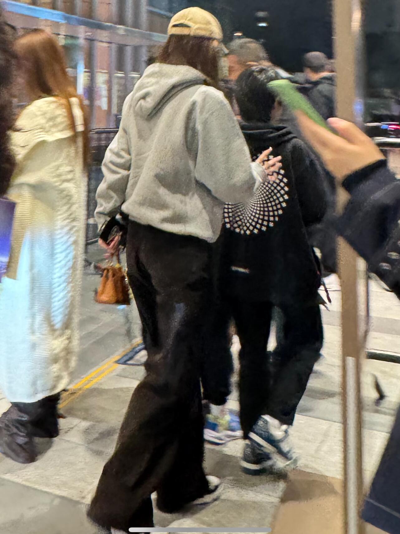 有网友在逛街时惊喜偶遇了Angelababy和小海绵真是“暴风成长”的最佳范例！