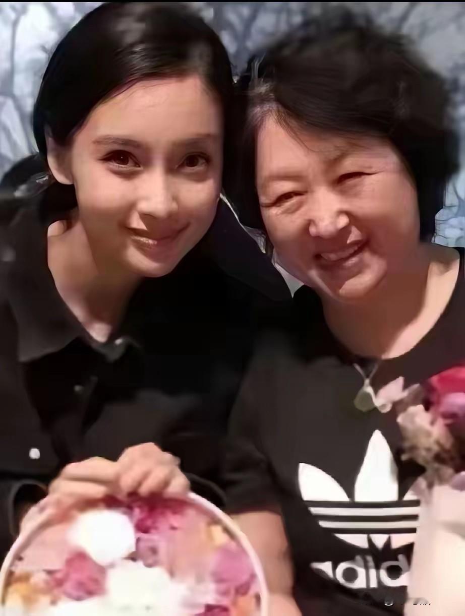 一夜醒来，黄晓明沉默了，叶珂也沉默了！谁能想到，离婚三年的杨颖，居然​带着