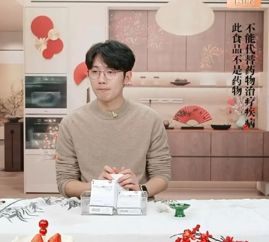 胖10斤上镜崩了镜头一开弹幕刷屏：鹏鹏脸圆了两圈。粉丝急问是不是被董宇辉喂