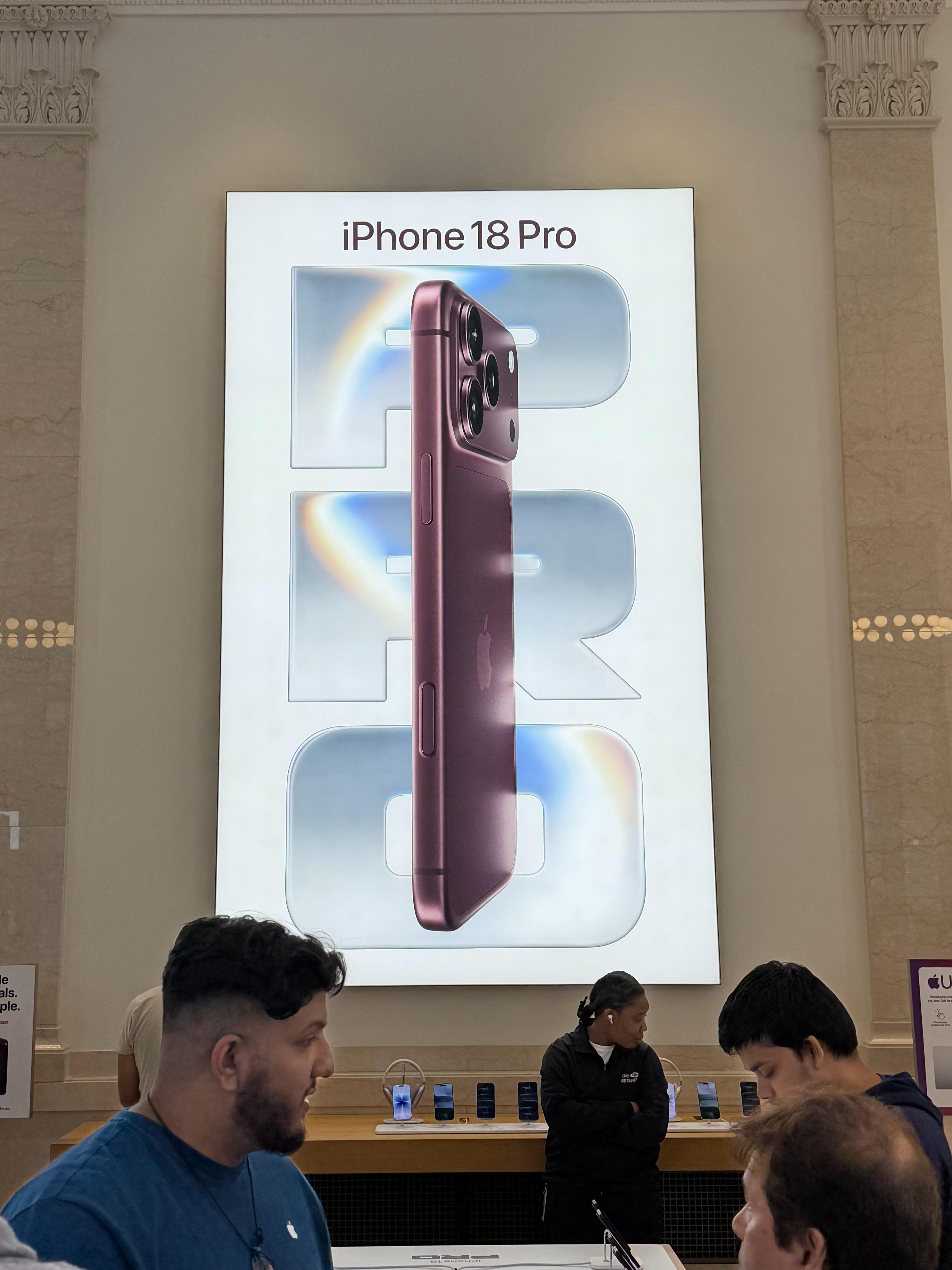 打卡Apple纽约上東區，由美国抵押与信托公司旧址建筑改造而成。它完全脱离了苹果标志性的“大面积悬挑