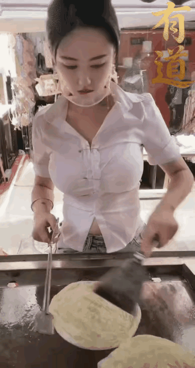 她卖饼的生意肯定一定很好[笑着哭]