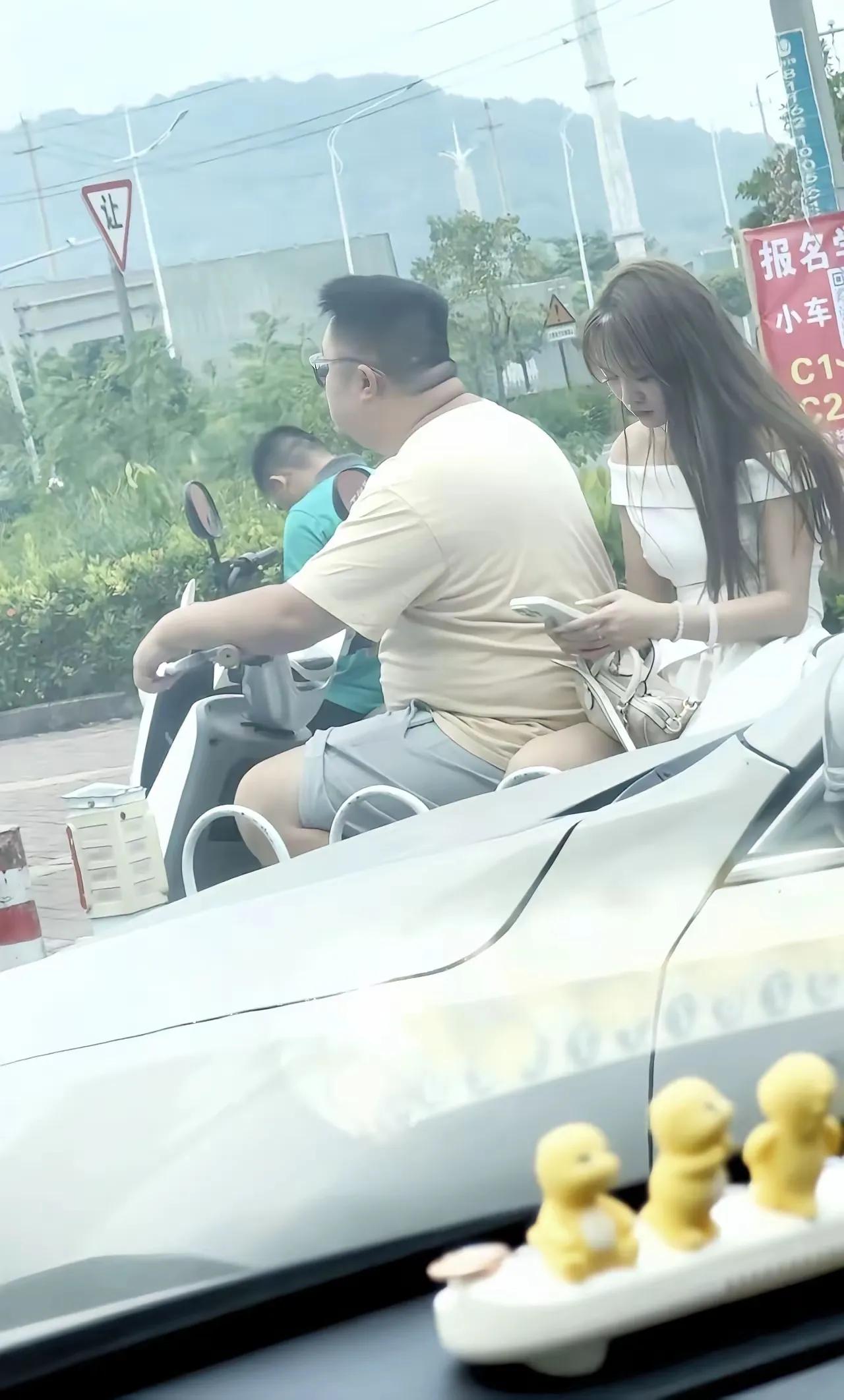 看不明白后座的美女怎么看上他的？