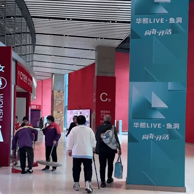 第一眼就看哭了，真的是数不清的真心啊，莎莎的衣服，莎莎的包，莎莎代言的产品，两