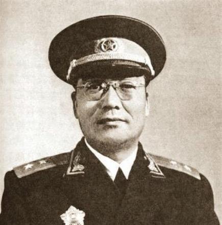 1930年，蒋介石坐专列去前线视察，却被西北军包围，危急时刻，一个团长率部赶来救
