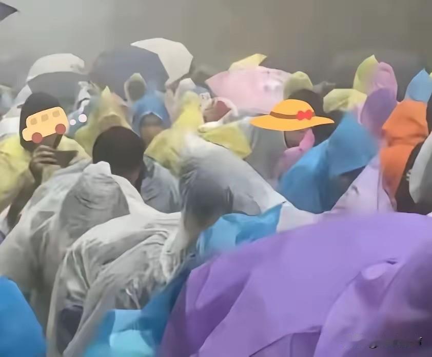 刚听朋友扯了件五一的真事。一个在泰山做小买卖的兄弟，出发前囤了上千件雨衣，进货