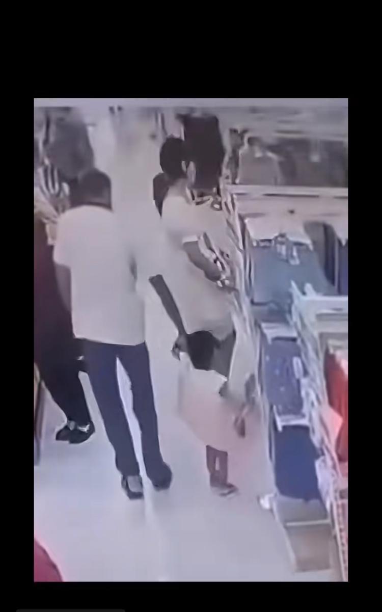 真人真事，八月中旬重庆的一个超市里。一位家长牵着一位一两岁的小女孩在超