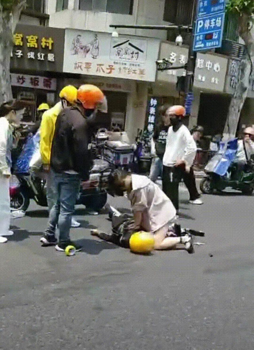 生死只在2分钟！杭州街头这一跪，看完整个人破防谁都没想到街头突发的意外，能