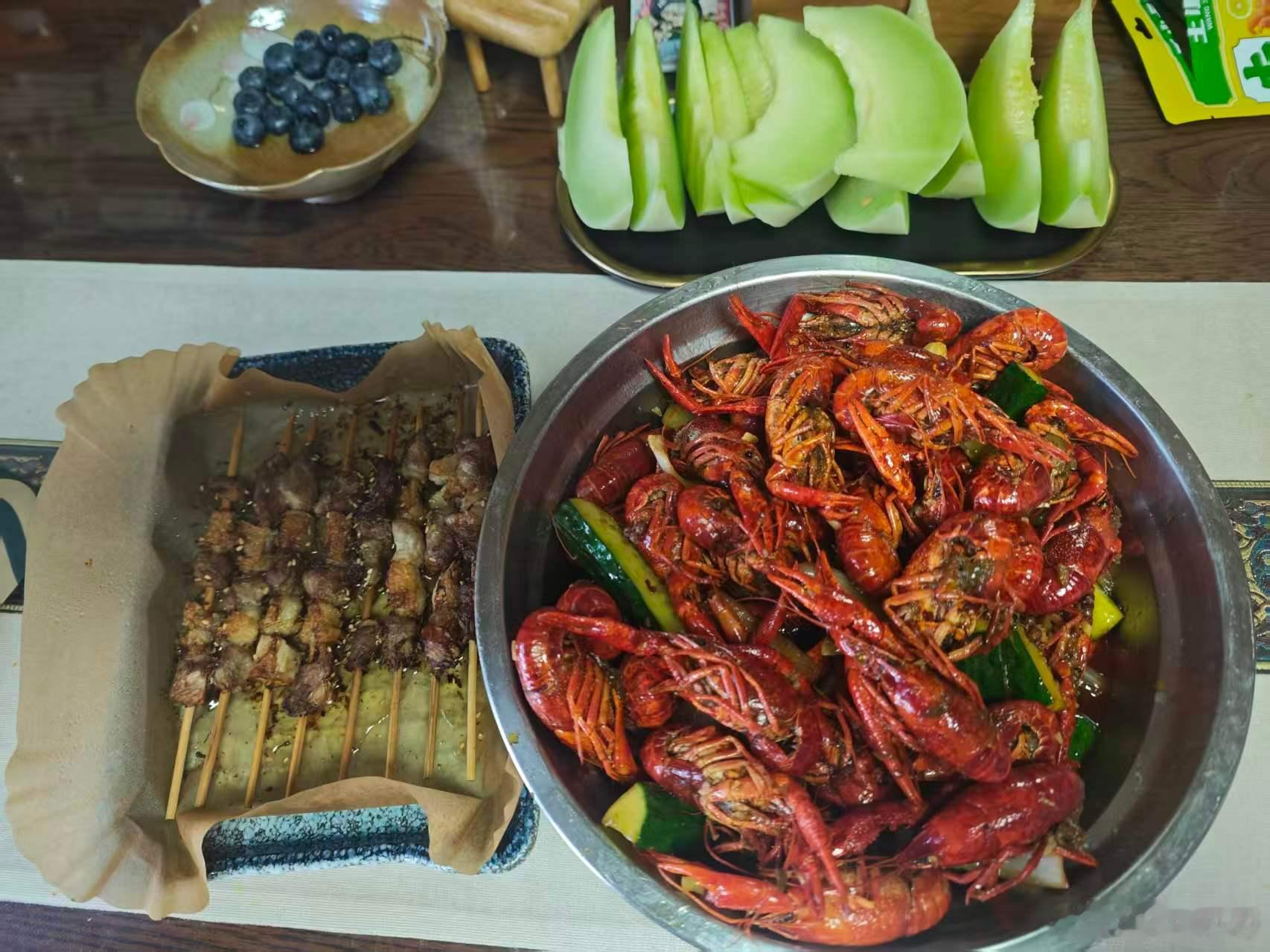 绘食小筑不可辜负的美食我的美食日记今晚做个麻辣小龙虾吃吃，热得出汗，辣得出汗。