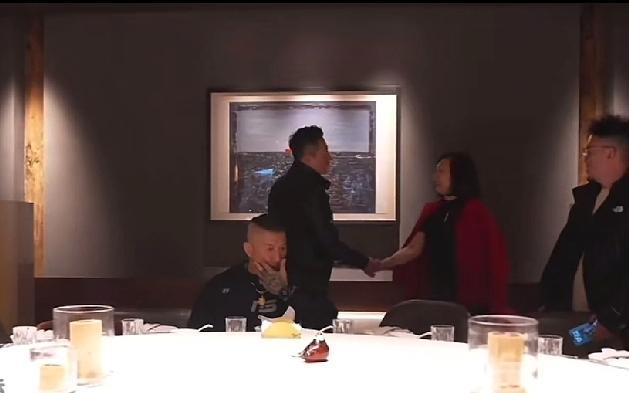 馆长真是一个粗人汪小菲设宴招待他期间,永利女老板到场,汪小菲起身握手寒暄,馆