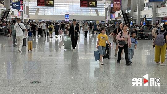 【重庆开往上海杭州等52趟列车停运】重庆火车站增设16个专窗办理退改签记者从铁