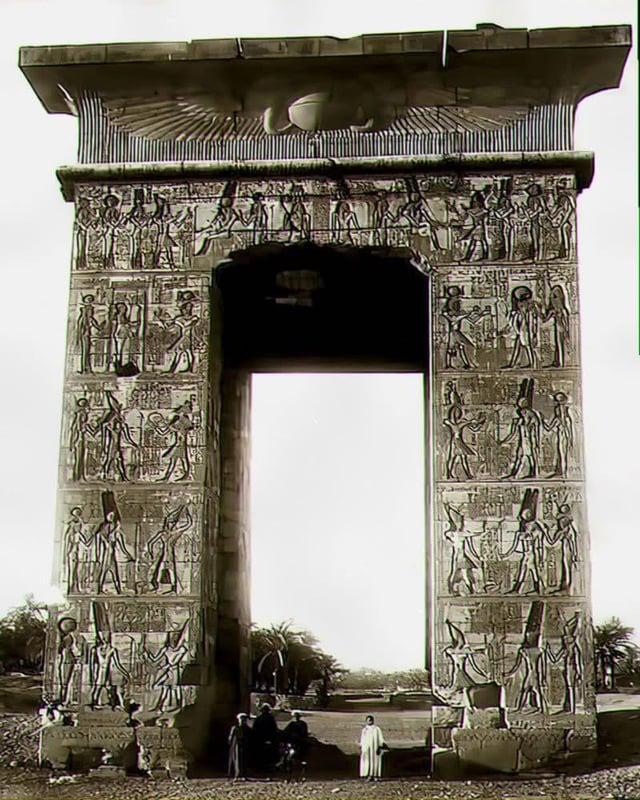 这是位于埃及卢克索卡尔纳克的孔苏神庙入口，一座有几千年历史的古埃及建筑，照片里巨