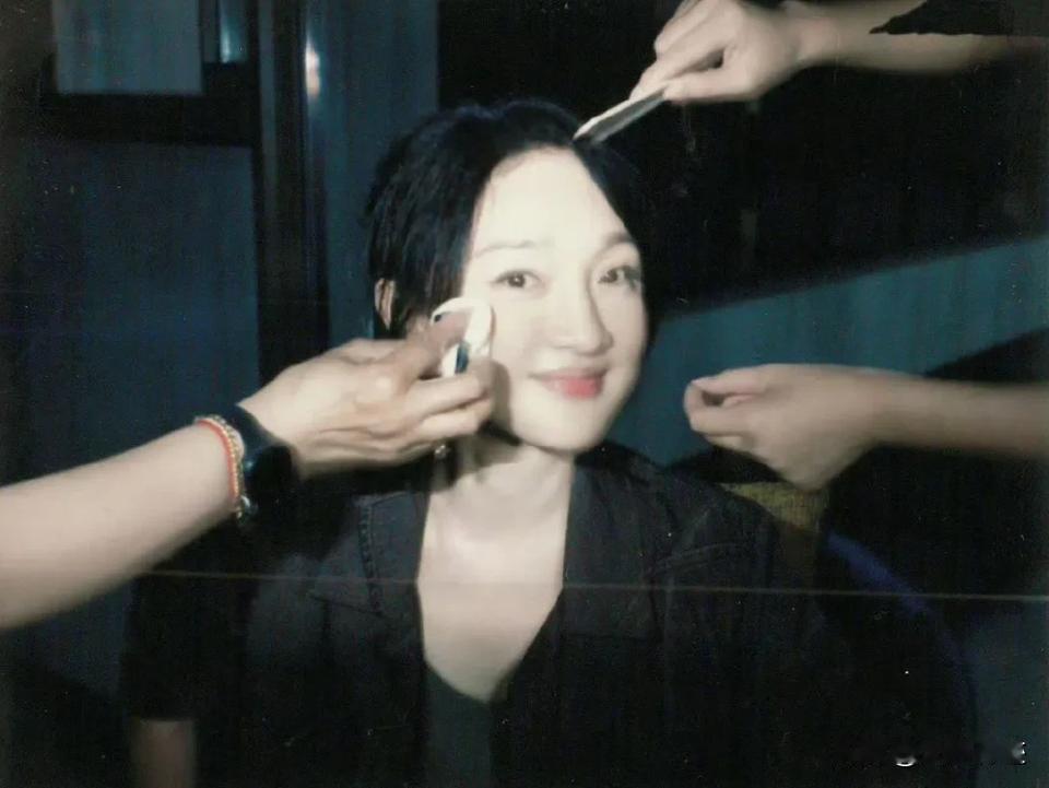 周迅的表情似乎在说：你知道为什么我50岁还能美得像小姑娘吗？因为我有专属化妆师呀