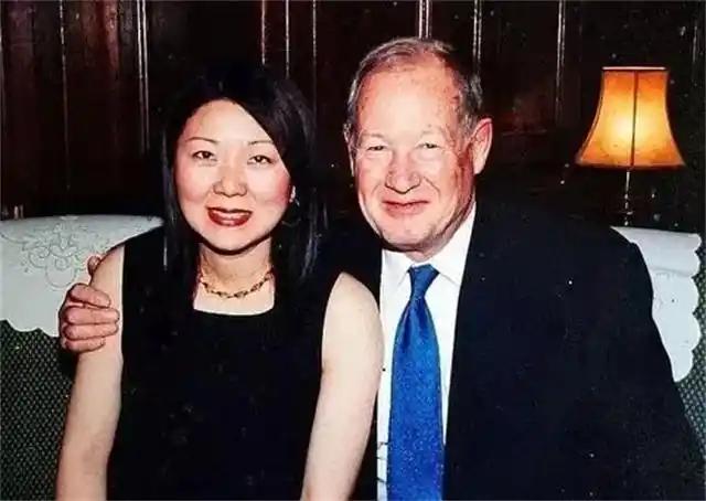 “你要是能怀孕，我们就结婚！”2006年，英国69岁亿万富翁爱上中国33岁女外卖