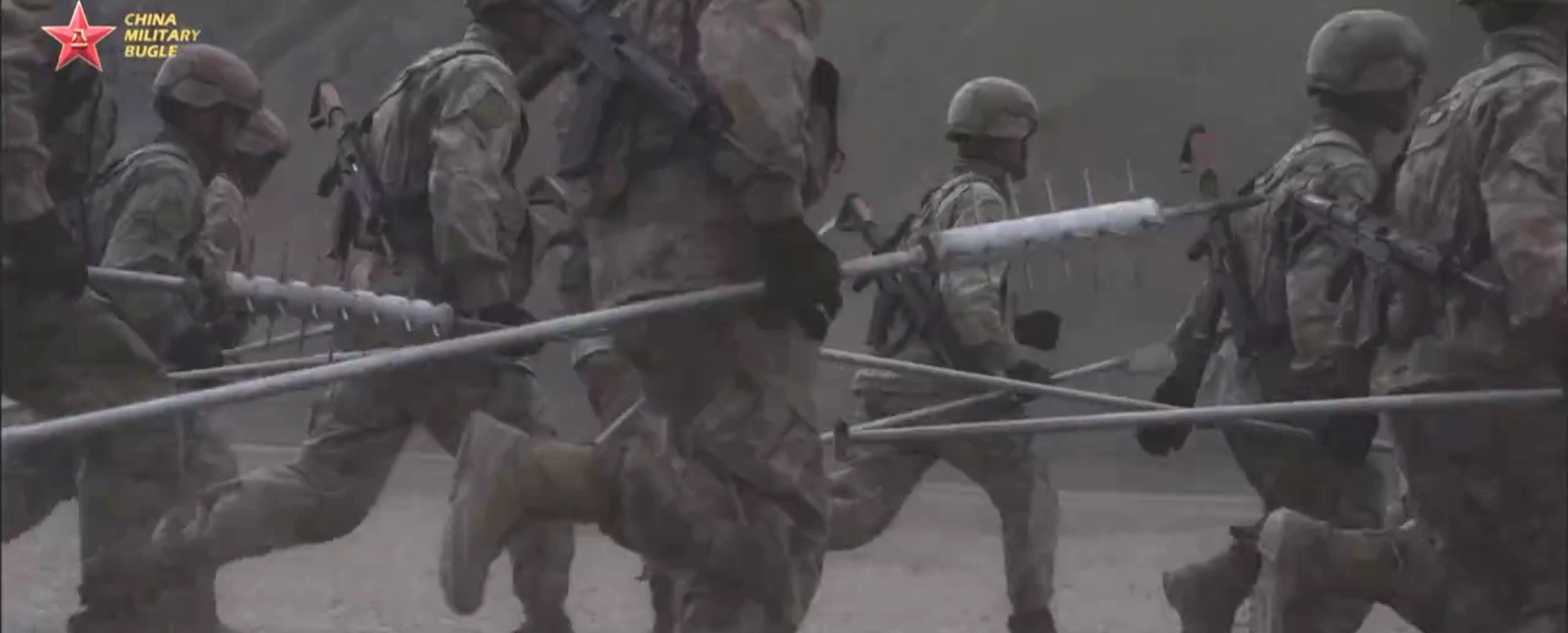 边军携带狼牙棒紧急出动