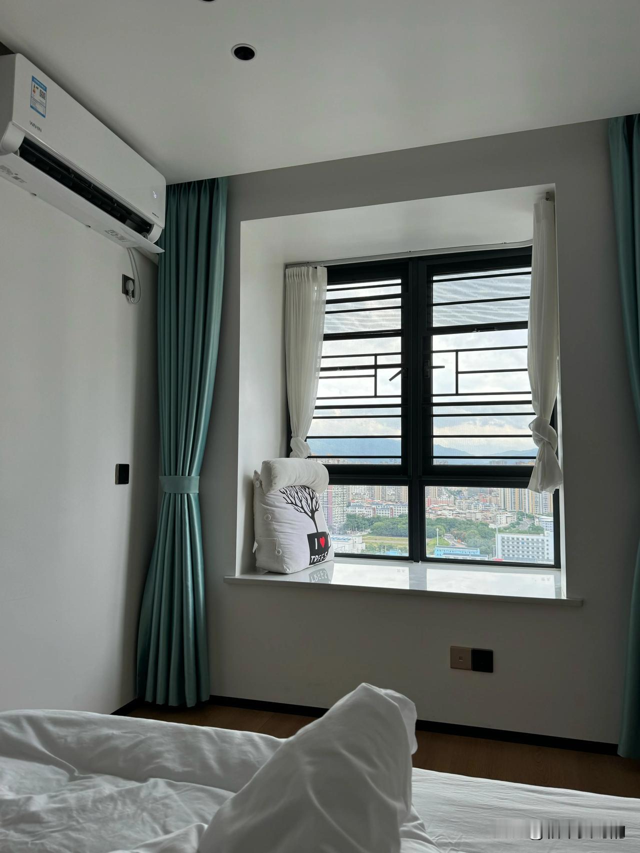 单身老男人中流行住家保姆,实际上是陪吃陪住陪睡。比如我邻居老张70多岁,自
