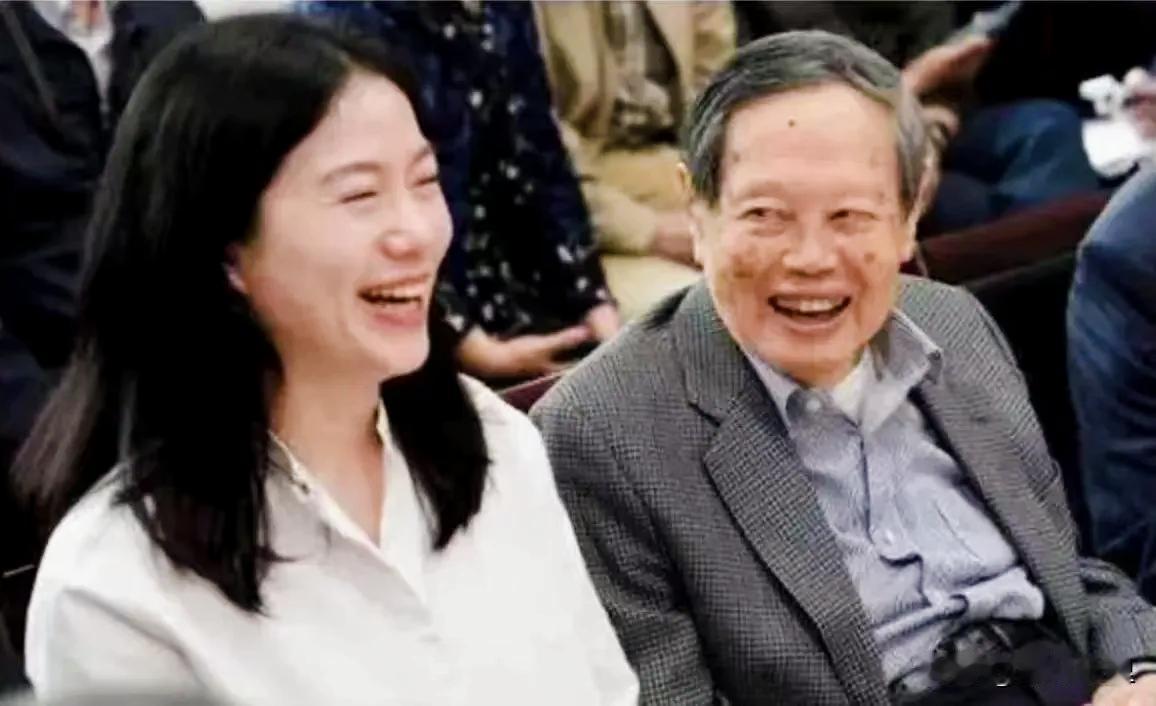 杨振宁先生去世了，49岁的翁帆将会怎样度过余生？DeepSeek竟然如此回