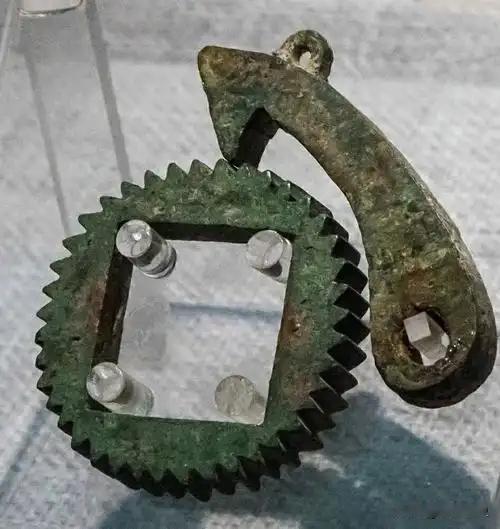 秦始皇陵陪葬坑挖出个“怪东西”,看着像个青铜做的“小推车”,轮子上还带齿,专家研