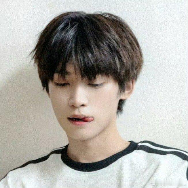 梓渝立秋晒照梓渝吐舌照梓渝吐舌照，可爱，🤩🤩🤩​​​