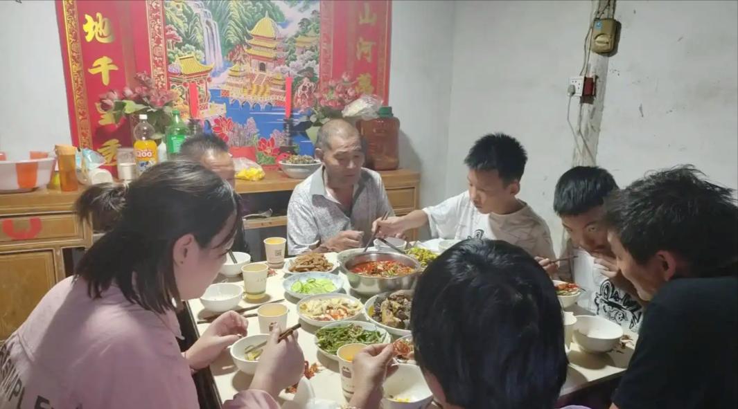 终于有老人憋不住说透：城里人回村上坟，为啥死活不吃那顿饭了？终于有农村老人憋