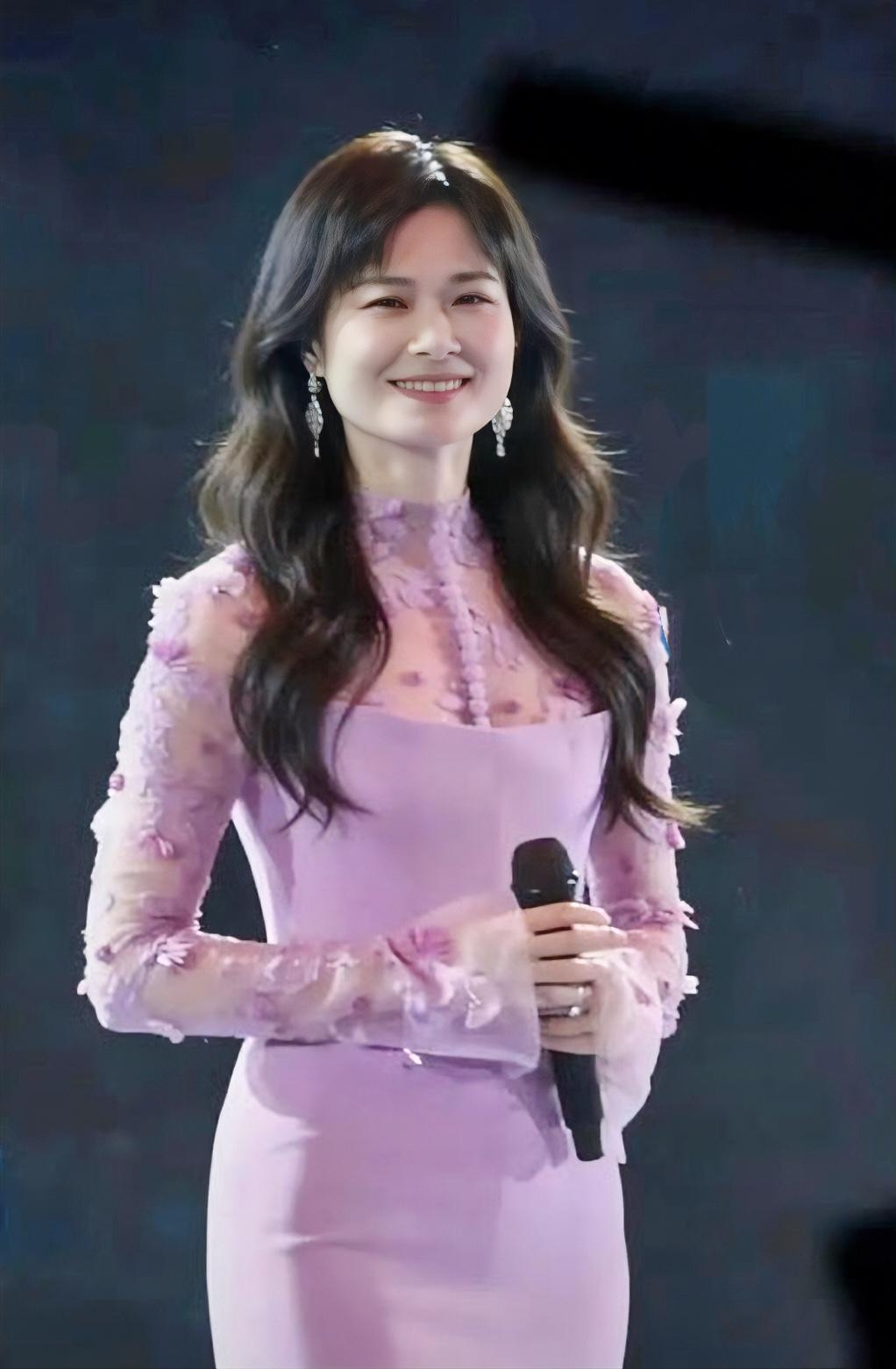 活久见啊，李宇春居然穿裙子了，还是这种颜色娇嫩的裙子！​​​​记录我的202