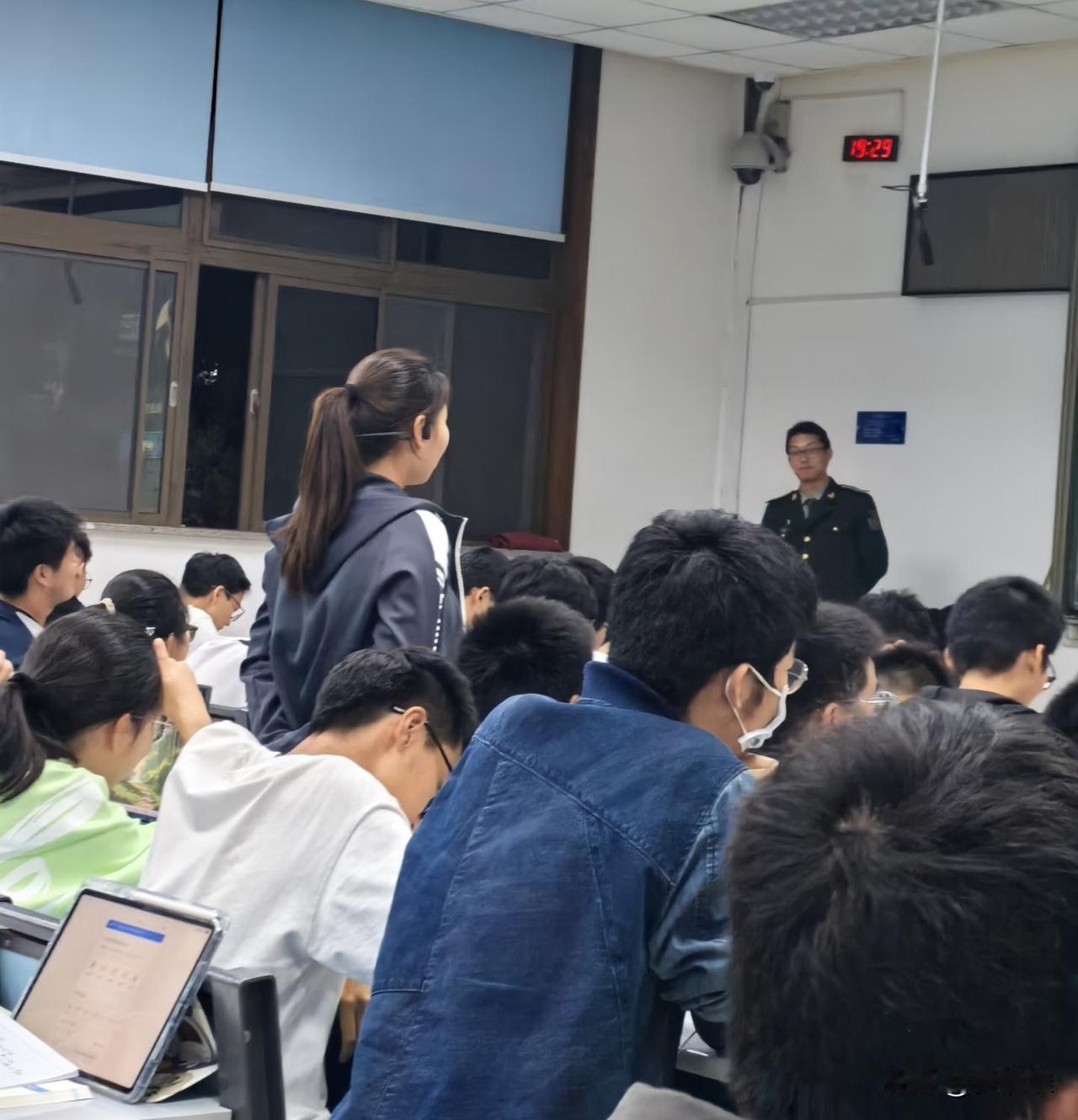 “教育的败类！”女大学生因为在课堂上回答不出来女老师提问的问题，感觉自己丢脸，于