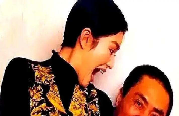 张艺谋的导演秘诀，是“摧毁”表演。他让巩俐在《红高粱》开拍前，去农村挑水一