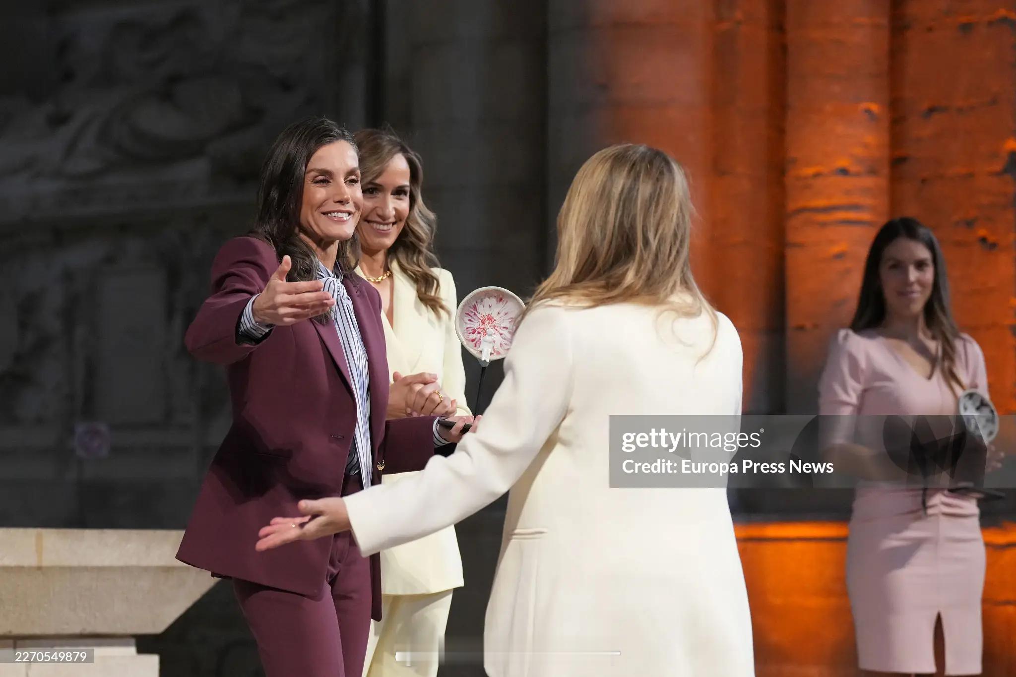 4.9西班牙王后莱蒂齐亚出席颁奖礼，裤装来自hugoboss