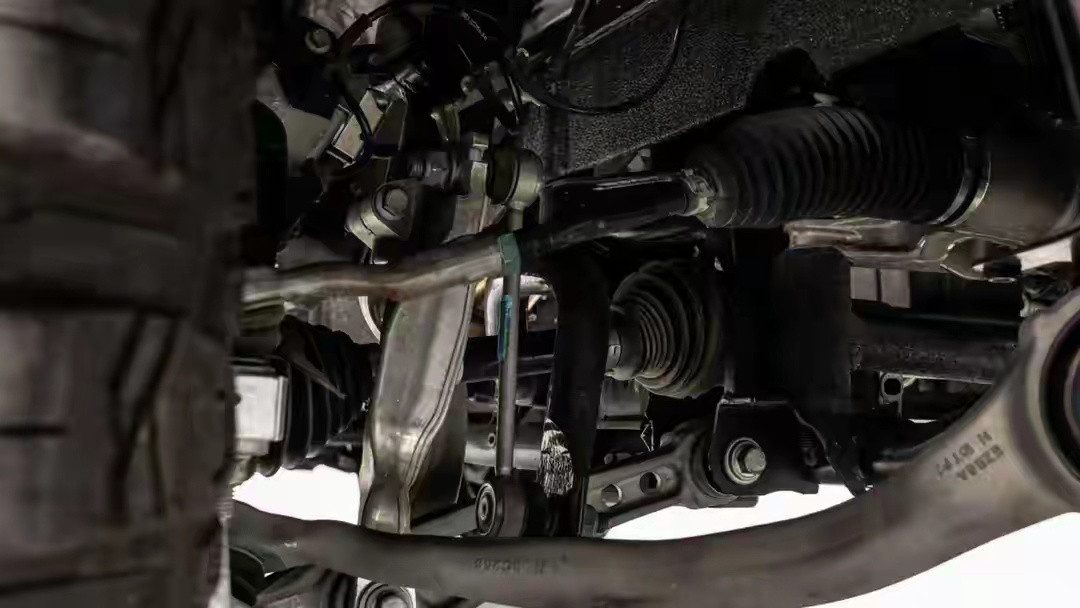 大v聊车外观其保留了奔驰G级车标志性的方盒子造型，同时6X6的布局让车身更为庞