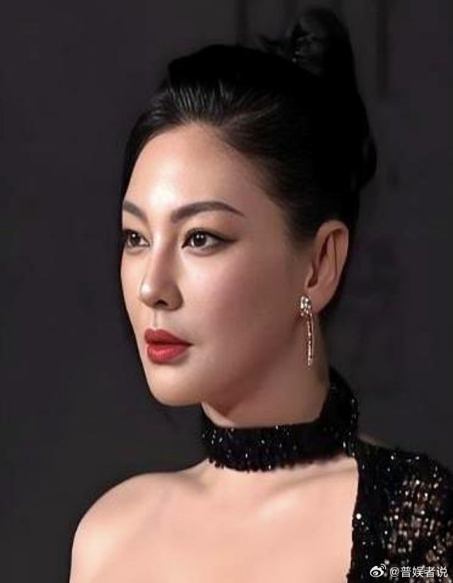 袁巴元在朋友圈公开吐槽张雨绮有狐臭那天，全网都在等着看这个女明星崩溃。结果宁静在